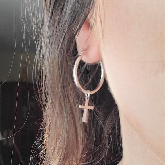 NWOT 25mm Silver Cross Huggie Earrings - Picture 11 of 16